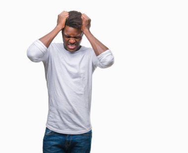 Genç Afro-Amerikan adam çünkü umutsuz ve stresli baş ağrısı acı izole arka plan üzerinde ağrı ve migren. Ellerini kafasına.