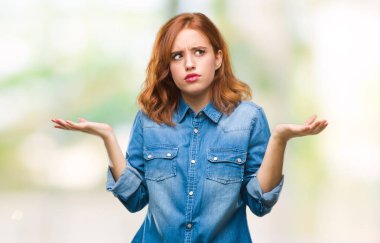 İzole arka plan clueless ve şaşkın bir ifadeyle kollar ve eller kaldırdı genç güzel kadın. Şüphe kavramı.