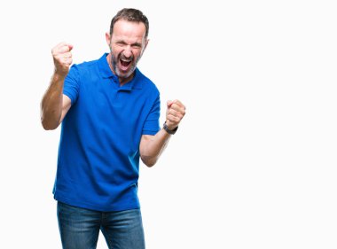 Gülümseyen ve başarı için çığlık orta yaş ağarmış üst düzey adam izole arka plan çok mutlu ve heyecanlı kaldırdı, silah ile kazanan jest yapıyor. Kutlama kavramı.
