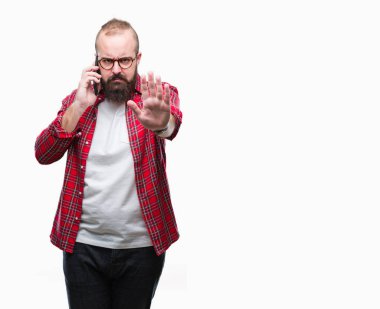 Smartphone üzerinde açık eliyle dur işareti ile ciddi ve kendine güvenen ifade, savunma jest yapıyor izole arka plan üzerinde konuşan genç beyaz hipster adam