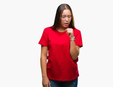 Genç güzel beyaz bir kadın hasta ve soğuk veya bronşit için semptom olarak öksürük duygu izole arka plan üzerinde. Sağlık kavramı.