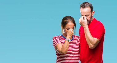 Orta yaş İspanyol çift izole arka plan yorgun sürtünme burun ve göz yorgunluğu ve baş ağrısı duygu aşk. Stres ve hayal kırıklığı kavramı.