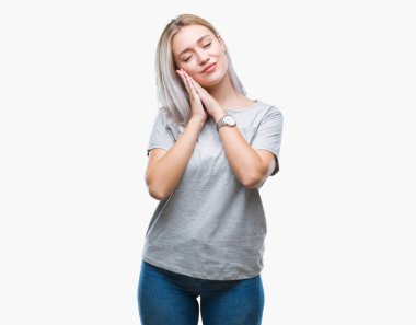 Genç Sarışın kadın yüzünden uyku yorgun hayal ve ellerle birlikte poz ile kapalı gözler gülümseyen izole arka plan.