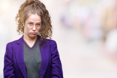 Okul üniforması giyen genç esmer öğrenci kız ve izole arka plan üzerinde gözlük depresif ve kızgın ve korkmuş ağlıyor sıkıntı için endişeleniyorum. Üzgün ifade.