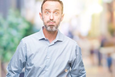 Komik surat ile yanakları şişirme izole arka plan üzerinde orta yaş ağarmış üst düzey iş adamı. Ağız ile hava, deli ifade şişirilmiş.