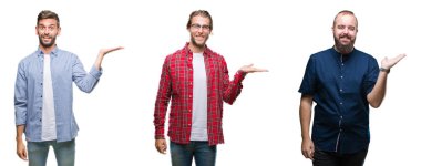 Grup Genç adam neşeli sunulması ve kameraya bakarak avucunun ile işaret gülümseyen izole beyaz zemin üzerine kolaj.