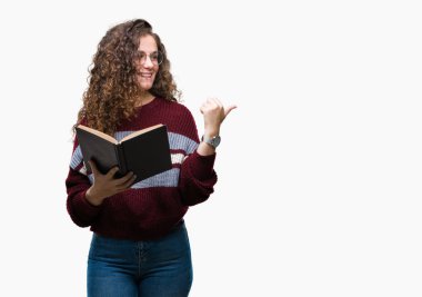 Genç esmer kız gözlüklü işaret ve başparmak kadar mutlu yüz gülümseyen tarafı ile gösteren izole arka plan üzerine bir kitap okuma