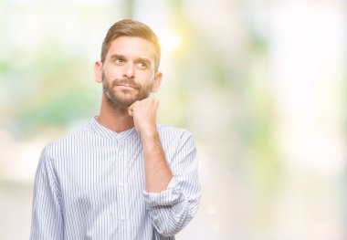 Yakışıklı delikanlı çene düşünme hakkında soru, dalgın ifade üzerine el ile izole arka plan üzerinde. Düşünceli yüzüyle gülümsüyor. Şüphe kavramı.