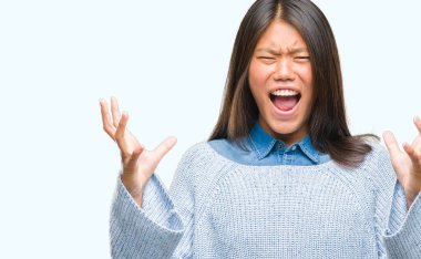 Genç Asyalı kadın çılgın ve kızgın bağırarak 