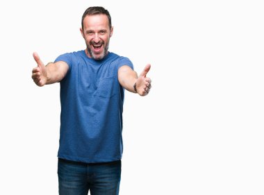 Orta yaş sarılmak için kollarını açarak gülümseyerek kameraya bakarak izole arka plan üzerinde ağarmış komuta sizde. Neşeli ifade kucaklayan mutluluk.