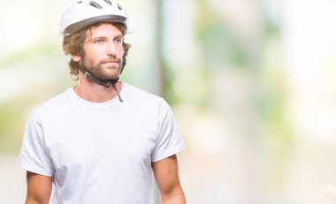 Üzerinde güvenlik kask giymiş yakışıklı İspanyol bisikletçi adam arka plan uzak tarafına gülümseme ile yüzünde, doğal ifade arıyorum izole. Kendine güvenen gülüyor.