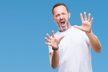 Şokta bağırarak korkuyor ve dehşet korku ifade dur hareketi el ile ile izole arka plan üzerinde beyaz t-shirt giyen orta yaş ağarmış komuta sizde. Panik kavramı.