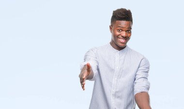 Afrikalı-Amerikalı genç sarılmak için kollarını açarak gülümseyerek kameraya bakarak izole arka plan üzerinde. Neşeli ifade kucaklayan mutluluk.