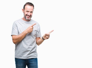 Orta yaş üst düzey ağarmış adam gülümseyerek ve iki elleri ve parmakları ile tarafına işaret kamera bakarak izole arka plan üzerinde.