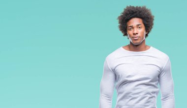 Yüzünde ciddi bir ifade ile izole arka plan üzerinde Afro Amerikalı adam. Basit ve doğal kameraya bakıyor.