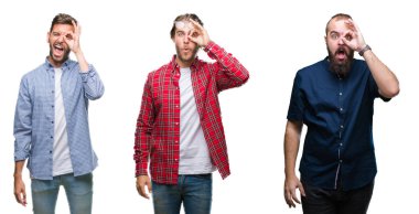 Kolaj bir grup genç adam ok jest sürpriz yüz, göz parmaklarının arasından seyir şok yapıyor beyaz izole arka plan üzerinde. İmansız ifade.