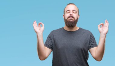 Genç beyaz hipster adam izole arka plan üzerinde dinlenmek ve gülümseyen gözlerle parmak ile meditasyon jest yapıyor kapalı. Yoga kavramı.