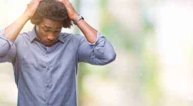 Afro Amerikalı adam çünkü umutsuz ve stresli baş ağrısı acı izole arka plan üzerinde ağrı ve migren. Ellerini kafasına.