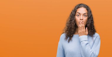 Güzel genç İspanyol kadın kapak ağız el için hata, ifade korku, utanç ile şok ile sessizlik içinde gizli kavramı korkuttu