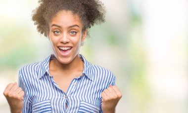İzole arka plan kutlama üzerinde genç afro Amerikalı kadın şaşırttı ve başarı için kaldırdı kollarını açarak hayret ve gözleri açık. Kazanan kavramı.