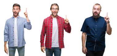 Kolaj bir grup genç ile başarılı fikir parmak işaret beyaz izole arka plan üzerinde. Çıktıktan ve mutlu. Bir numara.