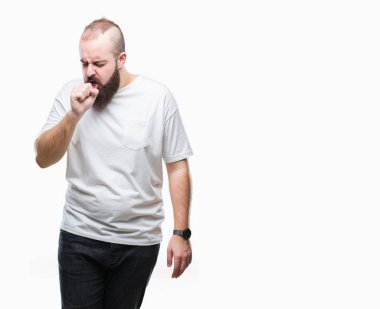 Duygu iyi ve soğuk veya bronşit için semptom olarak öksürük izole arka plan üzerinde rahat t-shirt giyen genç beyaz hipster adam. Sağlık kavramı.