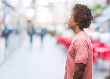 İzole arka tarafına, seyir üzerinde Afro Amerikalı adam sakin ol kendine güvenen gülümseme ile doğal yüz pozuyla profili.