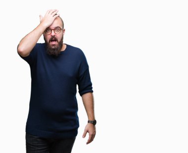 Hata için kafasına izole arka plan ile sürpriz üzerinde giyen güneş gözlüğü el genç beyaz hipster adam hata hatırlıyorum. Unuttum, kötü bellek kavramı.