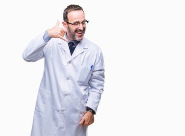 Orta yaş üst düzey ağarmış profesyonel adam yapıyor gülümseyen izole arka plan üzerinde beyaz önlük giyen telefon hareketi ile el ve parmak telefonda konuşuyor gibi. Kavramları iletişim.