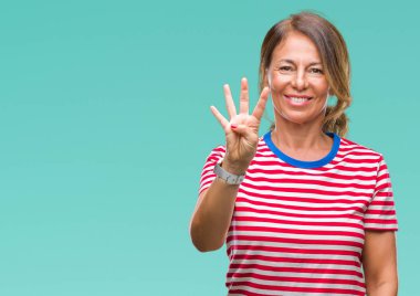 Orta yaş gösterilen ve parmakları ile işaret izole arka plan üzerine İspanyol kadın kıdemli dört kendinden emin ve mutlu gülümseyerek iken numara.