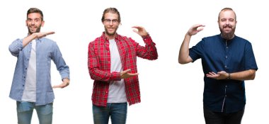 Kolaj bir grup genç adam beyaz izole arka plan ile büyük ve büyük boy işaret, ölçü birimi sembol gösteren el eller üzerinde. Kameraya bakarak gülümsüyordu. Ölçüm kavramı.