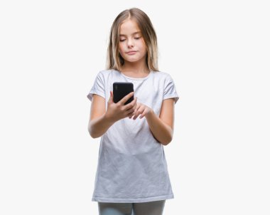 Genç güzel kız acımak yüz ciddi düşünüyorum üstünde kendine güvenen bir ifade ile izole arka plan üzerinde smarpthone kullanarak mesaj mesaj gönderme