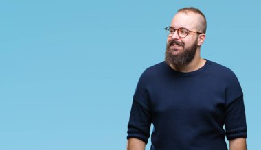 Üzerinde güneş gözlüğü takmış Genç beyaz hipster adam arka plan uzak tarafına gülümseme ile yüzünde, doğal ifade arıyorum izole. Kendine güvenen gülüyor.