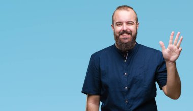 Gösterilen ve parmakları ile işaret izole arka plan Genç beyaz hipster adam kendinden emin ve mutlu gülümseyerek süre dört numara.