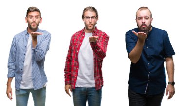 Kolaj bir grup genç adam bir öpücük el ile güzel ve seksi olmak hava üfleme kamera bakıyor beyaz izole arka plan üzerinde. Aşk ifade.