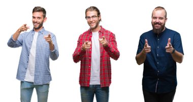 Genç erkekler için fotoğraf makinesi ile mutlu ve komik yüz parmakları işaret beyaz izole arka plan üzerinde Grubu'nun kolaj. İyi enerji ve vibes.