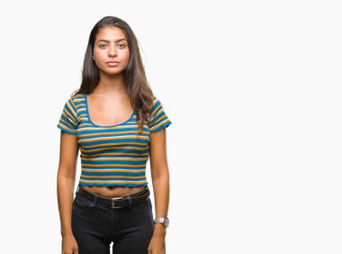 Genç güzel Arap kadın yüzünde ciddi bir ifade ile izole arka plan yüzünden. Basit ve doğal kameraya bakıyor.