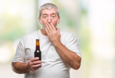 Hata, korku, sessizlik içinde gizli kavramı korkmuş ifade için utanç ile üst düzey yakışıklı izole arka kapak ağız el ile üzerinden bira şişesi içme şok