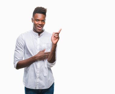 Kameraya bakarak yan el ve parmak ile işaret eden genç Afro-Amerikan adam yüzünde kocaman bir gülümseme ile izole arka plan üzerinde.