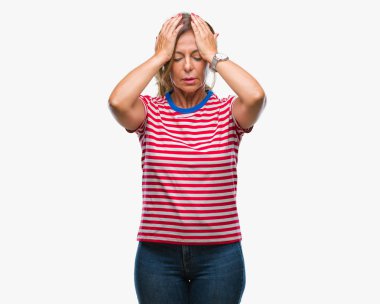 İspanyol kadın kıdemli orta yaş çünkü umutsuz ve stresli baş ağrısı acı izole arka plan üzerinde ağrı ve migren. Ellerini kafasına.