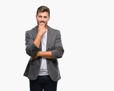 Genç yakışıklı iş adamı emin çapraz kollar ve çeneme kaldırdı el ile gülümseme ile kameraya bakarak izole arka plan üzerinde. Pozitif düşünce.