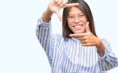 Gülümseyen ve çerçeve elleri ve parmakları ile hale Genç Asyalı kadın 