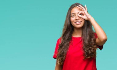 Genç güzel Arap kadın gülümsüyor, parmakları ile mutlu yüz üzerinden seyir göz el ile ok jest yapıyor izole arka plan üzerinde.