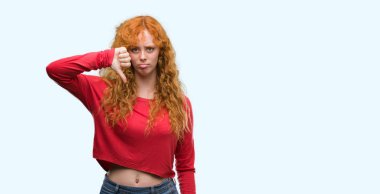 Kızgın yüz, eksi işareti aşağı antipati başparmak ile gösterilen, ret kavramı ile genç Kızıl saçlı kadın