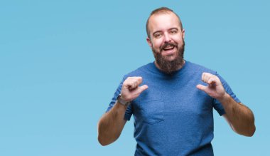 Yüzünde gülümseme ile kendinden emin görünüyorsun, kendini gururlu ve mutlu parmakları ile işaret izole arka plan beyaz yenilikçi genç adam.