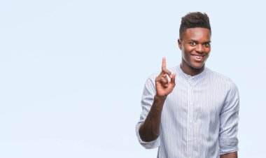 Afrikalı-Amerikalı genç başarılı fikirle parmağı yukarıyı izole arka plan üzerinde. Çıktıktan ve mutlu. Bir numara.