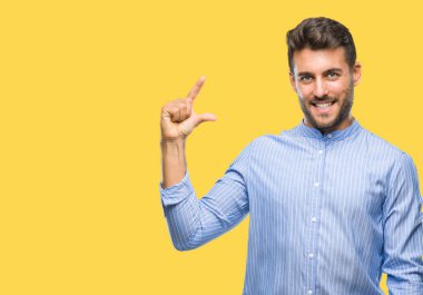 Yakışıklı genç gülümseyen izole arka plan ve süre seyir ve kamera boyutu işaret parmaklarıyla yapıyor el ile kendinden emin eller üzerinde. Ölçü kavramı.