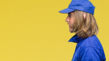 İzole arka tarafına, seyir üzerinde uzun saçlı Genç makinist yakışıklı dinlenmek doğal yüz emin gülümseme ile pozuyla profili.