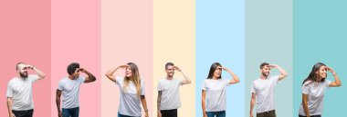 Kolaj farklı etnik genç insanların renkli izole arka plan üzerinde çok mutlu ve gülümseyen uzakta el ile üzerine kafa seyir beyaz t-shirt giyiyor. Arama kavramı.