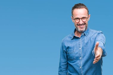 Orta yaş ağarmış komuta sizde üzerinde gözlük takan arka plan dostu sunan karşılıklı tebrik ve davet edici gülümseyen izole. Başarılı iş.